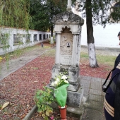 Ден на народните будители -1-ви ноември 2019 г. - поднасяне цветя пред паметната плоча на свещеник Никола Василев